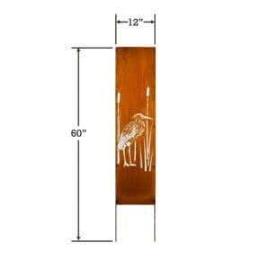 A tall pole with a picture of a giraffe on it.